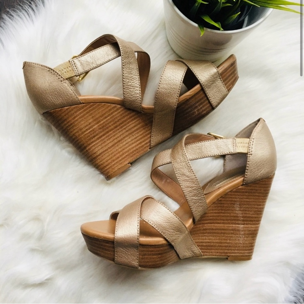 BANANA REPUBLIC Gold Strappy Wedge Sandals Heels Womens 8 EUC